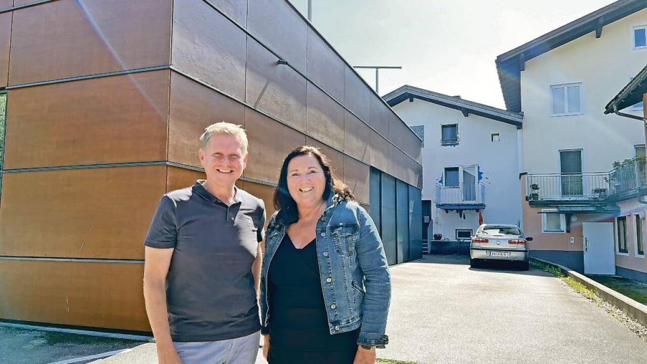Bgm. Freylinger und Vize-Bgm. Kiefer „backstage“ hinter der Volksschule: Der 2007er-Anbau (l.) wird aufgestockt, das Schnöllbäcken-Haus (hinten Mitte, in weiß) abgerissen und einen Stock höher wieder aufgebaut.  Bild: sw/petry   Bgm. Freylinger und Vize-Bgm. Kiefer „backstage“ hinter der Volksschule: Der 2007er-Anbau (l.) wird aufgestockt, das Schnöllbäcken-Haus (hinten Mitte, in weiß) abgerissen und einen Stock höher wieder aufgebaut.  Bild: sw/petry