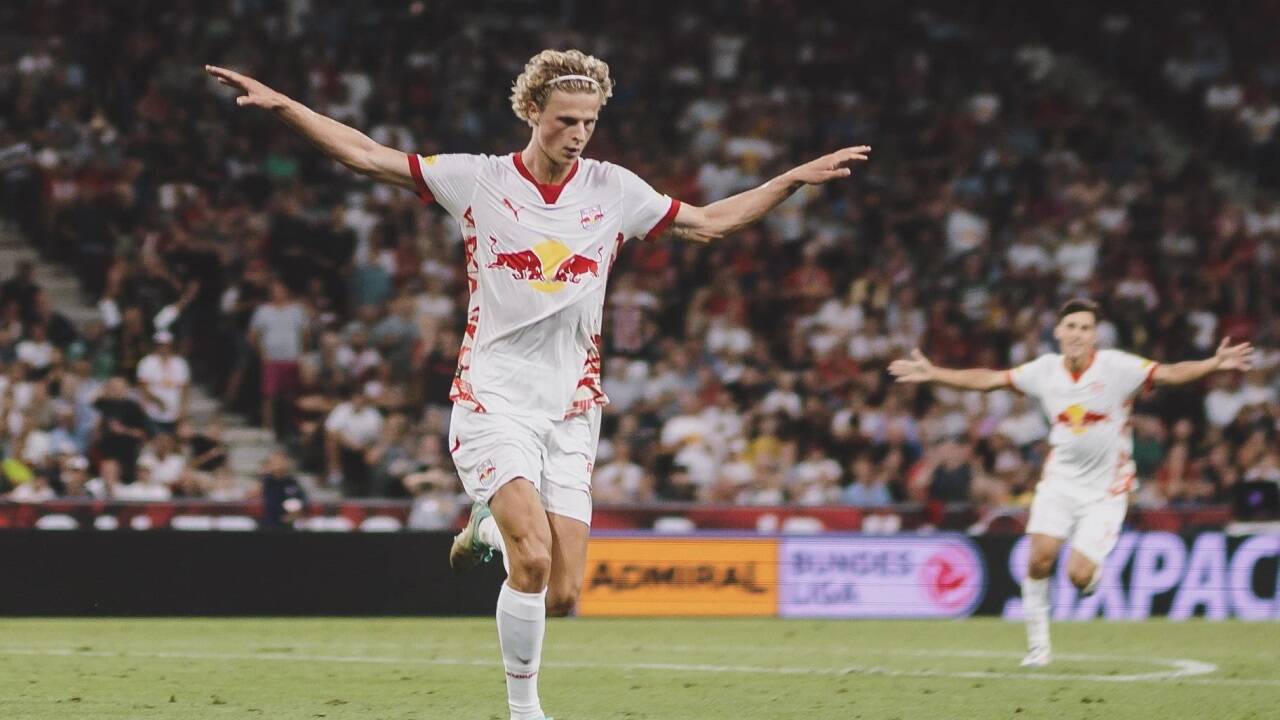 Maurits Kjærgaard jubelt extravagant nach seinem zweiten Treffer gegen Twente.  Maurits Kjærgaard jubelt extravagant nach seinem zweiten Treffer gegen Twente.