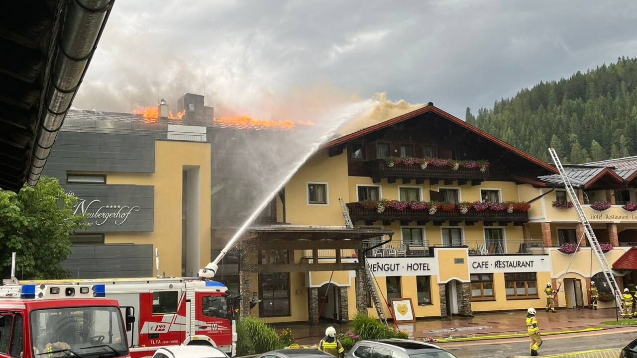 Der Dachstuhl des Neubergerhofes geriet am Mittwochnachmittag in Brand.  
