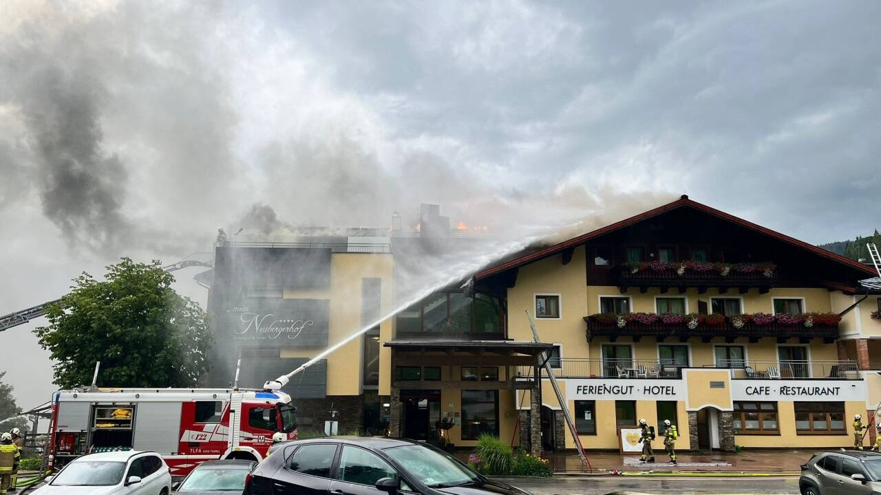 Der Dachstuhl des Neubergerhofes geriet am Mittwochnachmittag in Brand.  