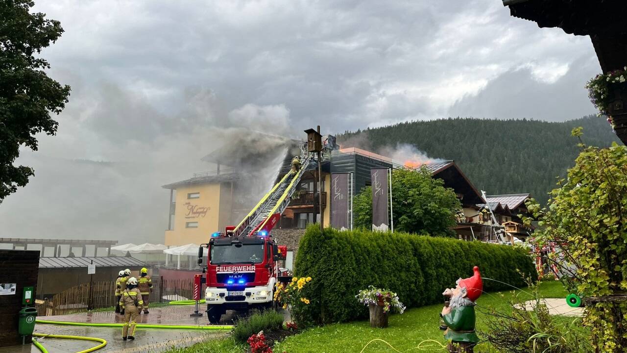 Rund 160 Einsatzkräfte, von Feuerwehr über Rettung und Polizei, rückten an.  