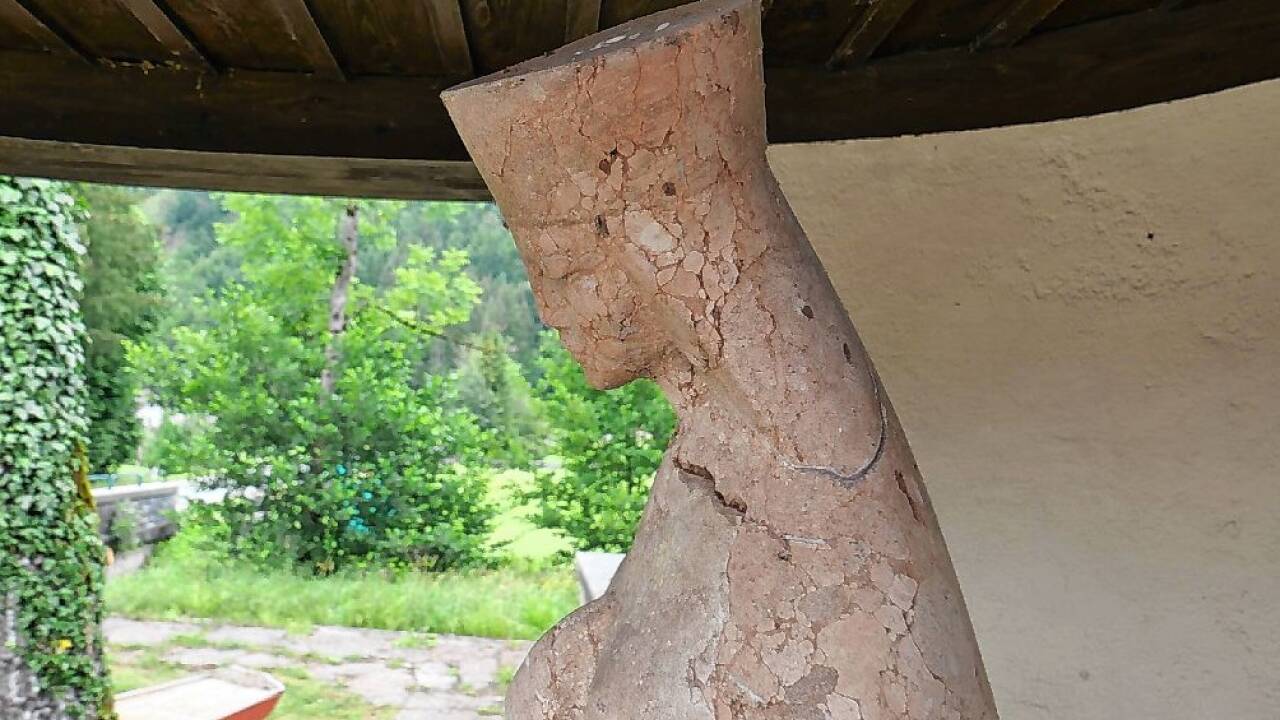 Die Skulptur weist dort und da schon leichte Schäden auf.  