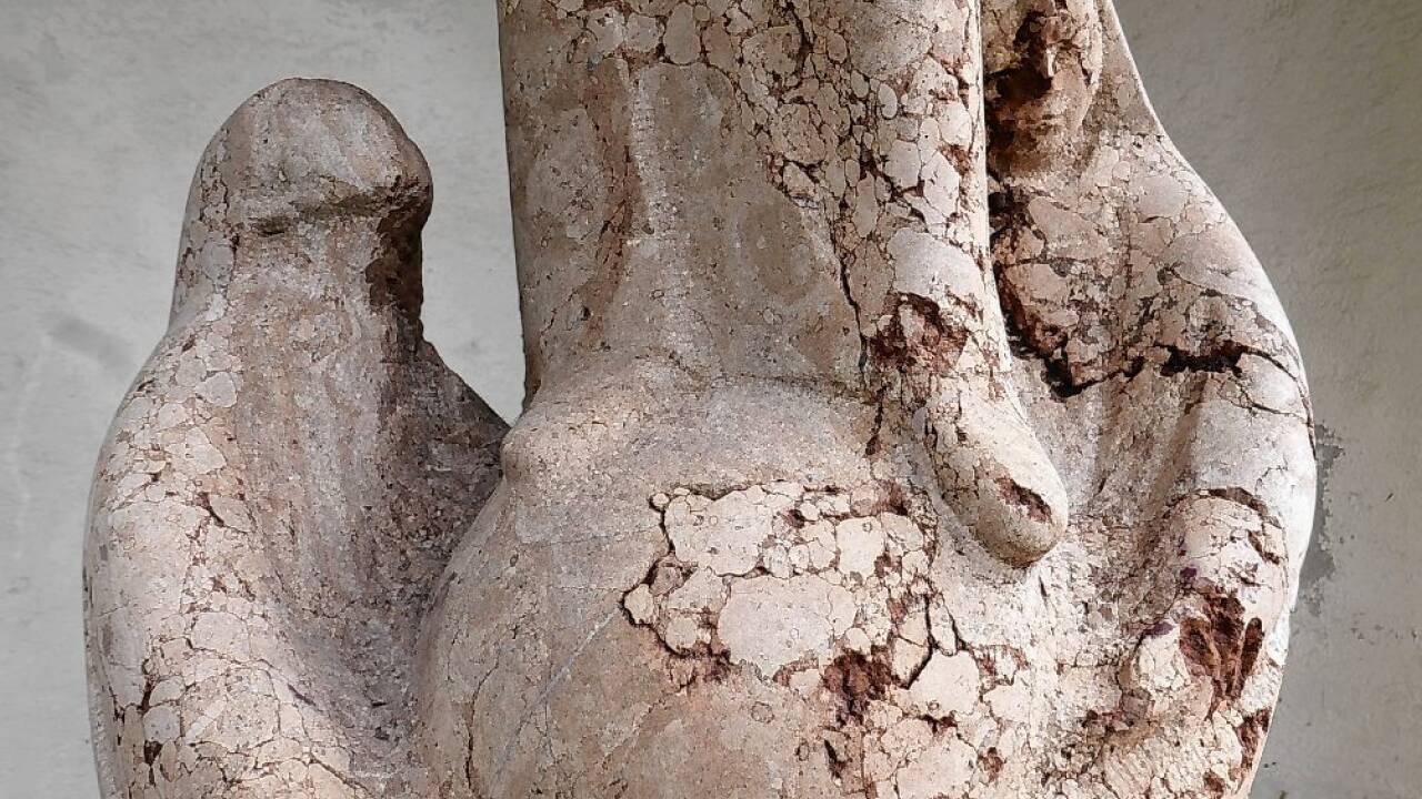 Die Weltkugel zu Füßen der Marienfigur.  