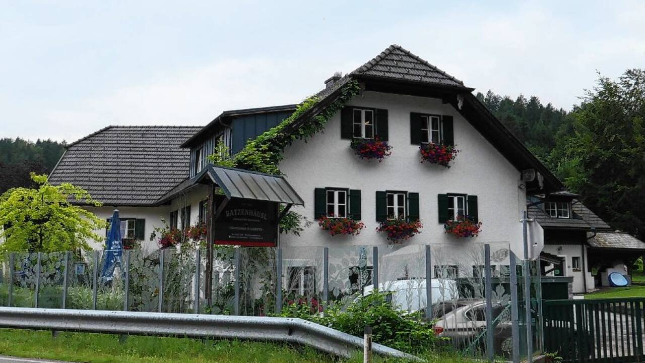 Gegenüber der Kapelle auf der anderen Straßenseite ist der Landgasthof Batzenhäusl.  