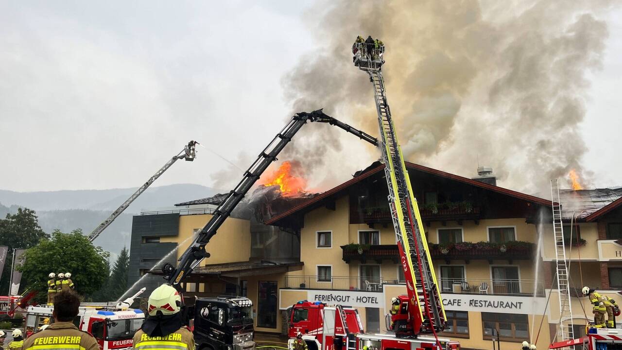 Der Dachstuhl des Neubergerhofes geriet am Mittwochnachmittag in Brand.  