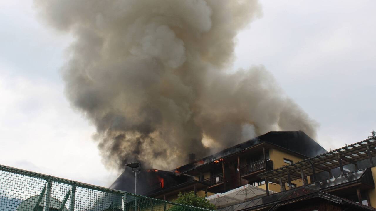 Der Dachstuhl des Neubergerhofes geriet am Mittwochnachmittag in Brand.  