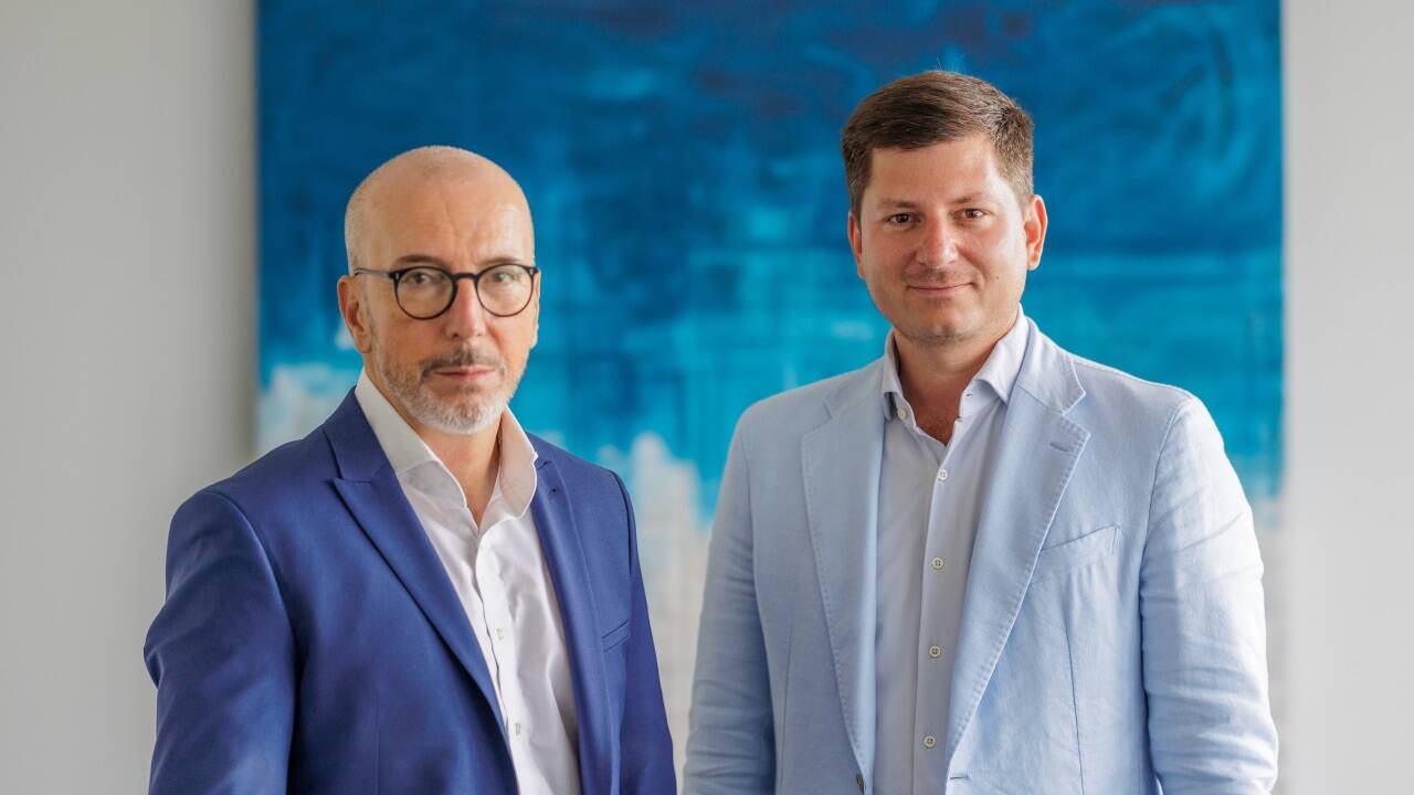 Herausgeber Mag. (FH) Maximilian Dasch mit Geschäftsführer Mag. Martin Hagenstein (v.r.n.l.). 