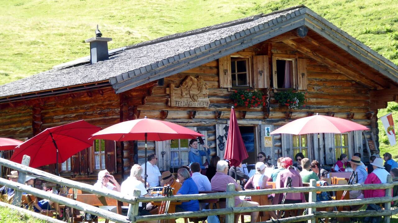 Alm:Klassik auf der Felding Hütte, präsentiert von der Philharmonie Salzburg. 