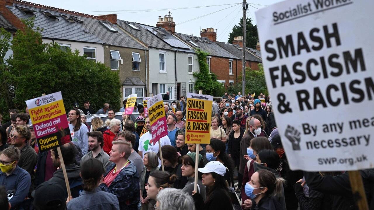 Die Britinnen und Briten demonstrierten in mehreren Städten gegen Faschismus und Rassismus.   Die Britinnen und Briten demonstrierten in mehreren Städten gegen Faschismus und Rassismus.