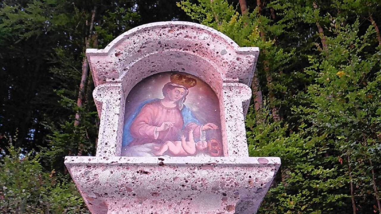Eine Plainer Madonna ziert die Bildtafel.  