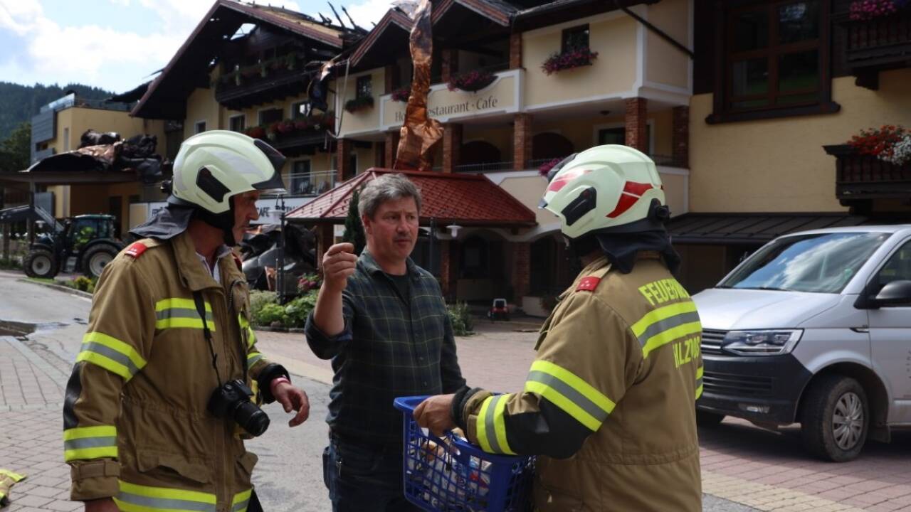 Feuerwehrleute und Bürgermeister Josef Hofer beim Organisieren der Abholung des Gepäcks. 