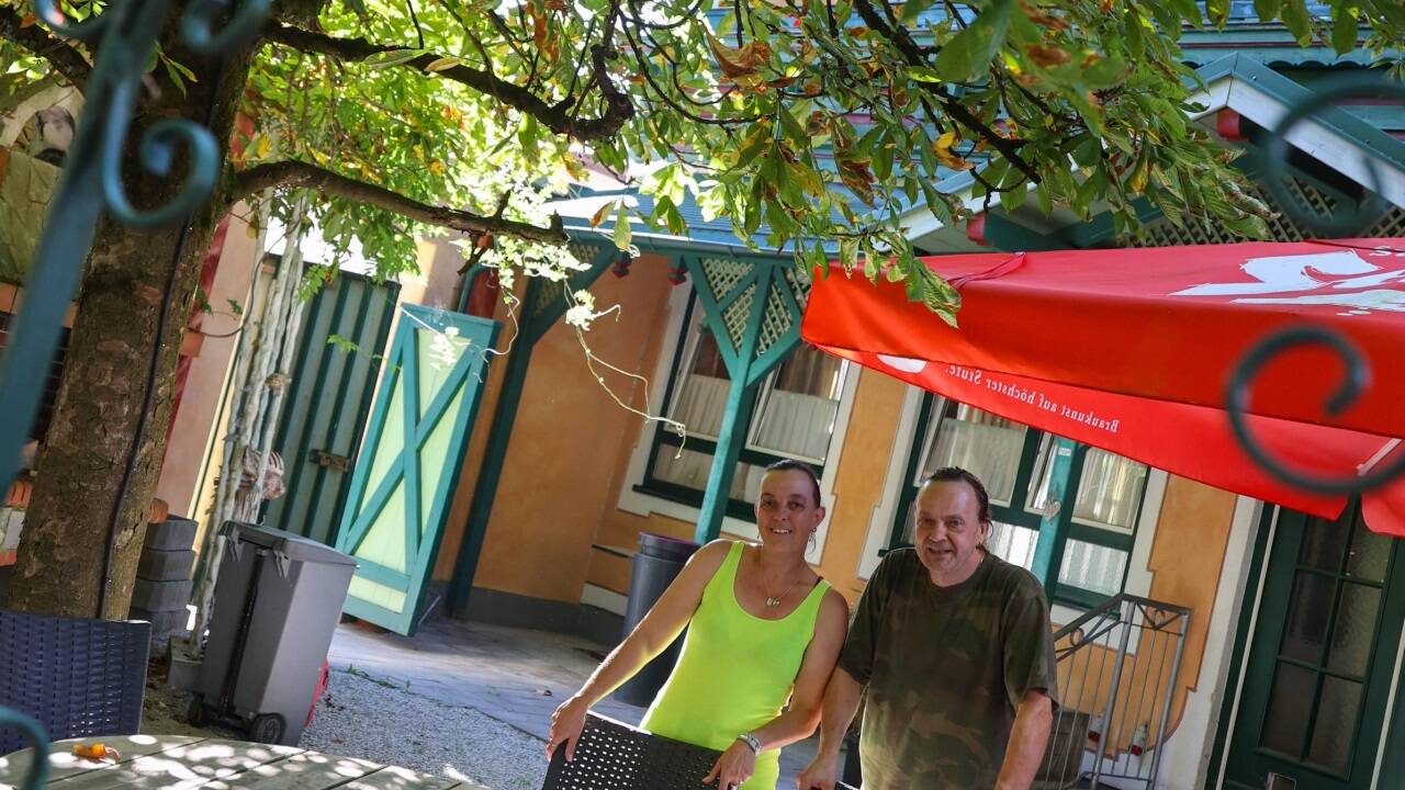 Christine und Ernst Landrichinger im Gastgarten des Gasthof Bräu.  