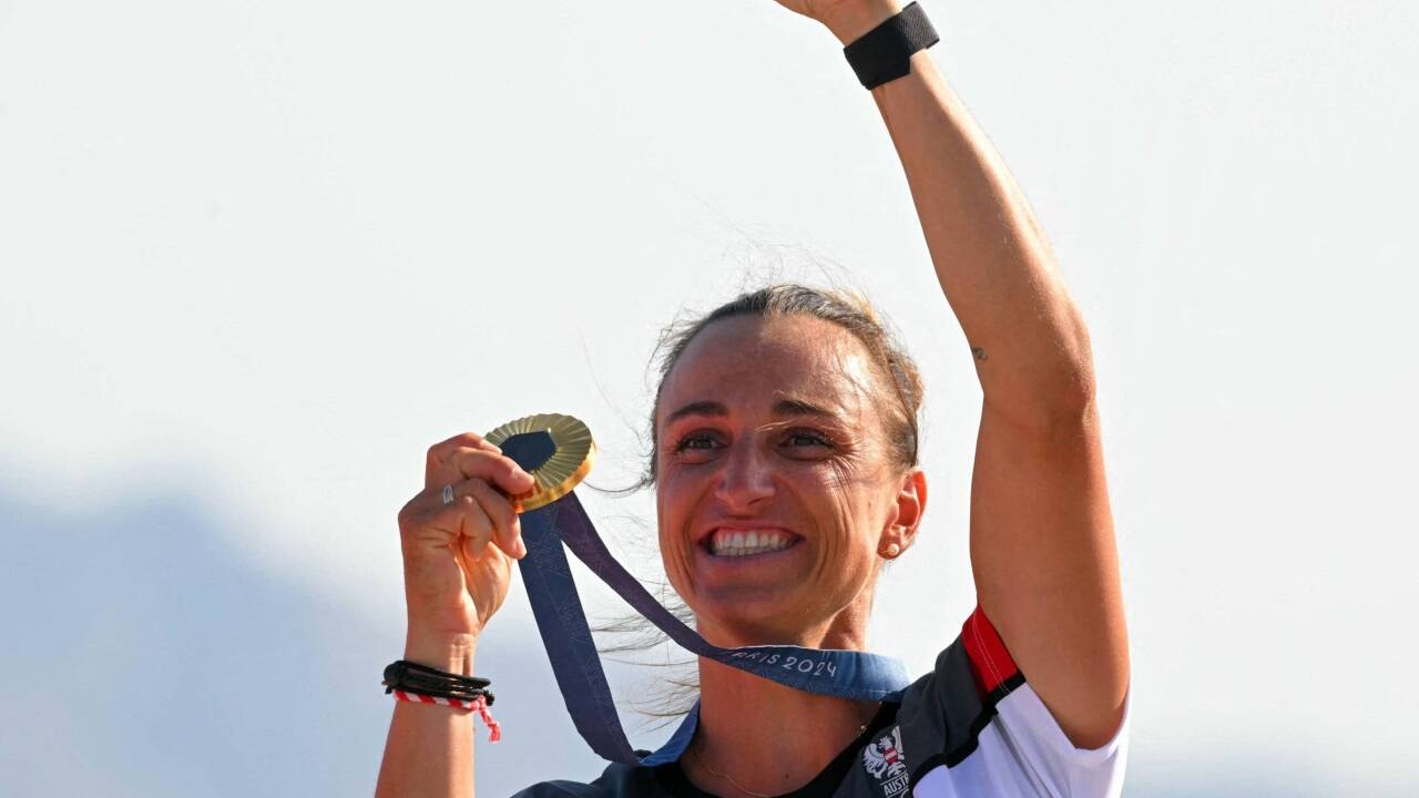 Lara Vadlau hält das langersehnte Gold in den Händen.   Lara Vadlau hält das langersehnte Gold in den Händen.