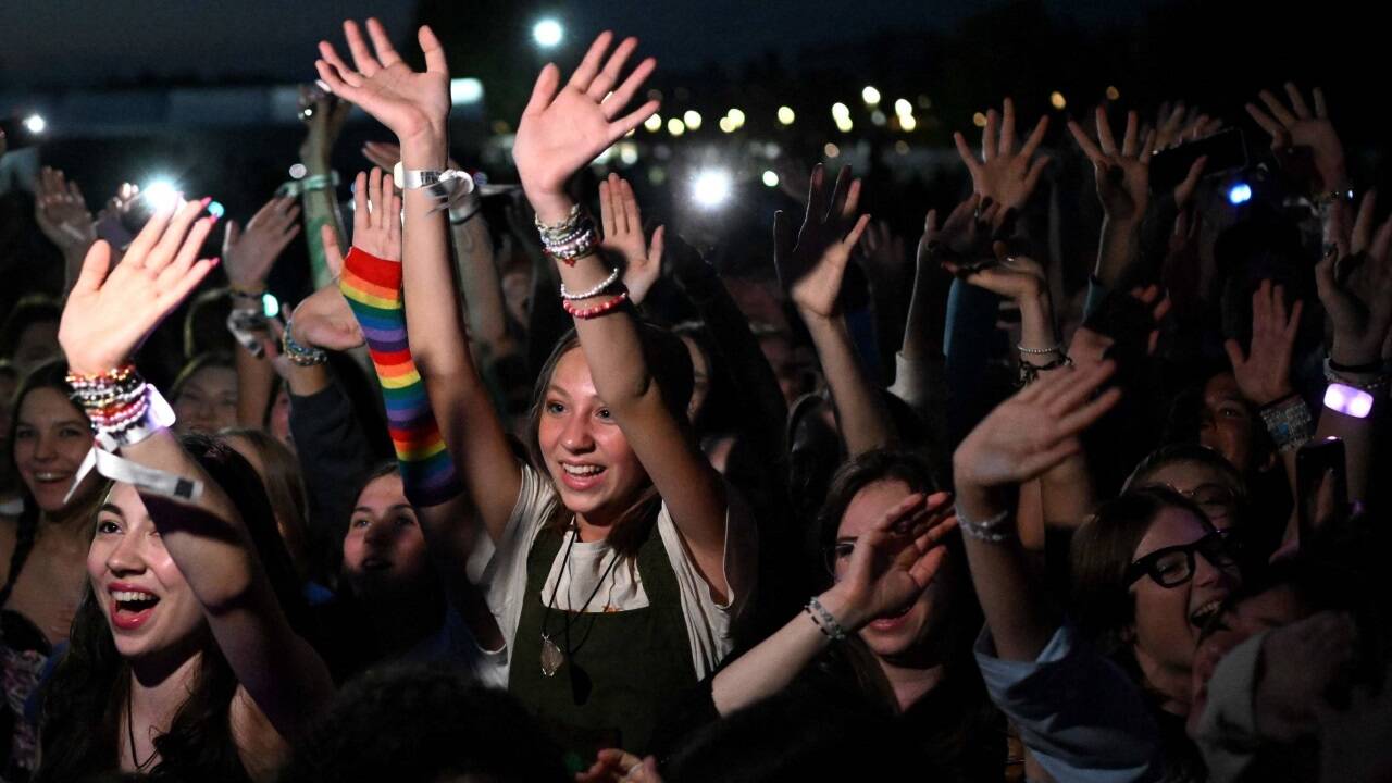 „Swifties“ vor dem Nationalstadion in Warschau bei einem von drei Konzerten Anfang August. 