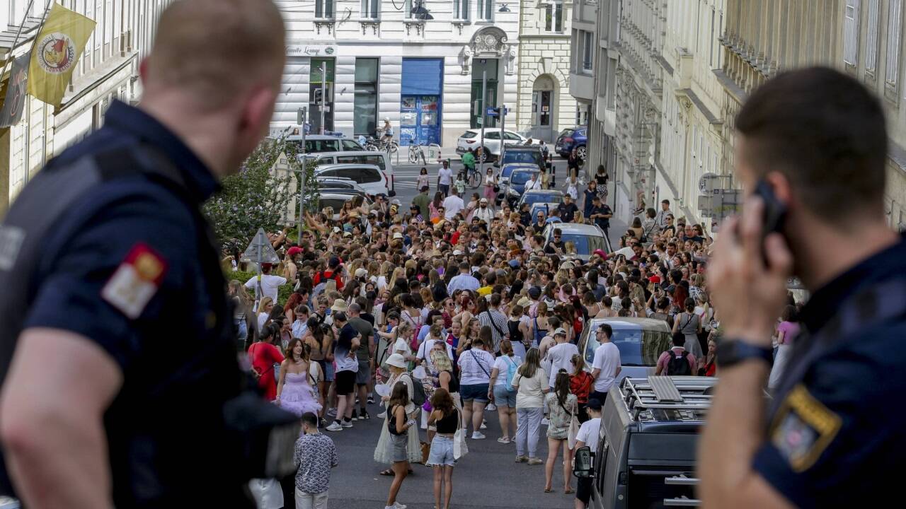 Schöne und traurige Kulisse zugleich: Swifties feiern in Wiener Straßen. Schöne und traurige Kulisse zugleich: Swifties feiern in Wiener Straßen.