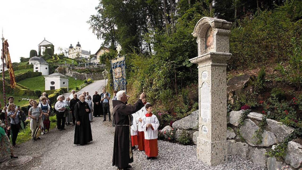 Erzbischof Franz Lackner bei der Segnung des Bildstocks am 8. August.  