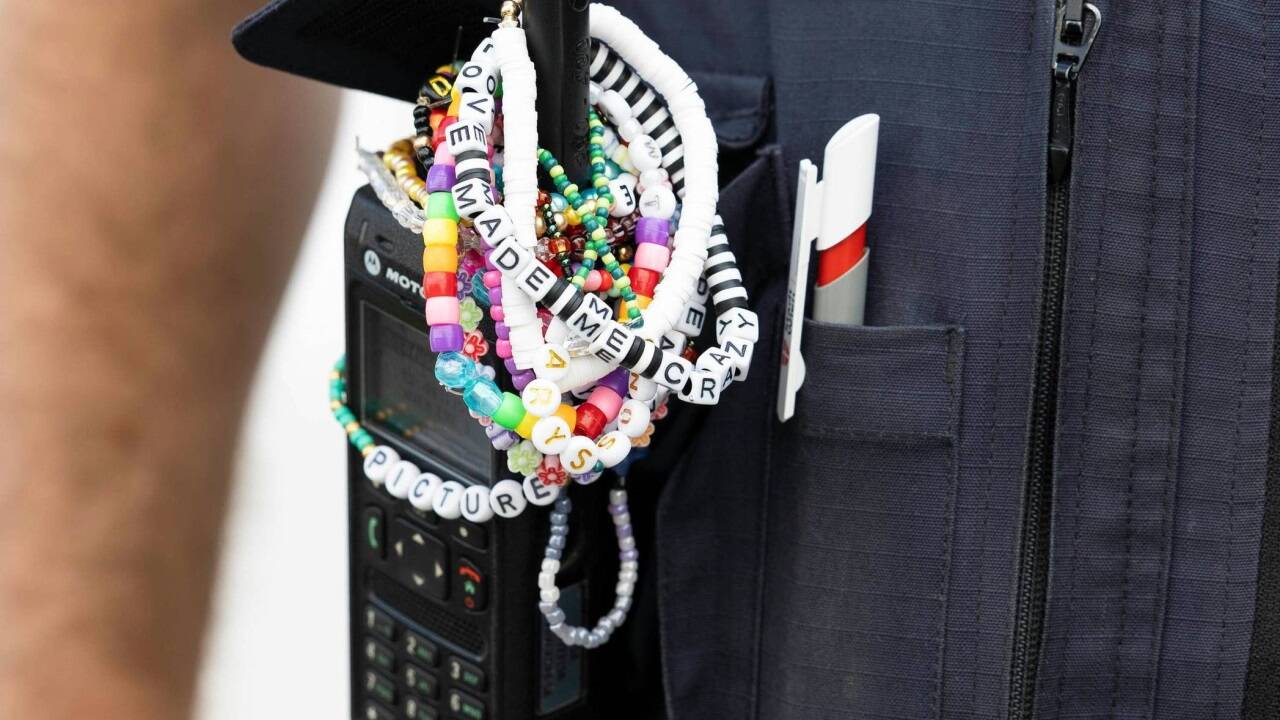 Armbänder von Fans von Taylor Swift auf einem Polizeifunkgerät. Armbänder von Fans von Taylor Swift auf einem Polizeifunkgerät.