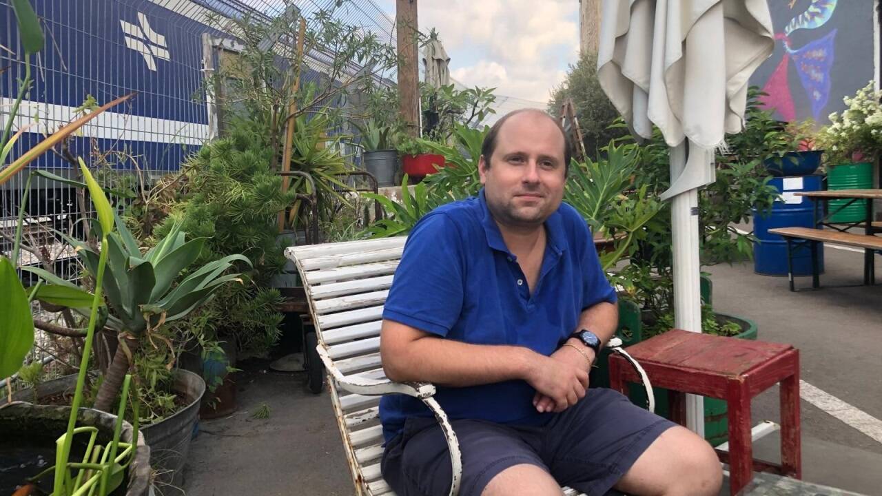 Nikolaus Wildner lebt in Haifa. In der Fattoush Bar sitzt er derzeit nicht oft, er verbringt viel Zeit in seiner Wohnung. Die Familie ist an einen Ort mit Schutzraum ausgewichen.  