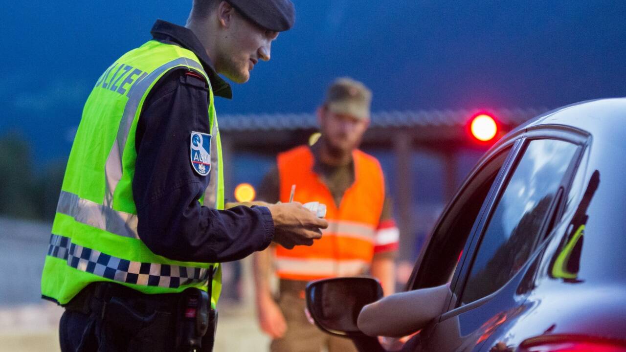 Mehr Grenzkontrollen sind eine Maßnahme. Mehr Grenzkontrollen sind eine Maßnahme.