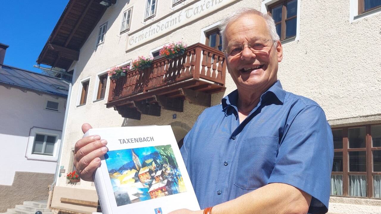 Schriftleiter Erwin Wieser mit der neuen Chronik vor dem Taxenbacher Gemeindeamt. Schriftleiter Erwin Wieser mit der neuen Chronik vor dem Taxenbacher Gemeindeamt.