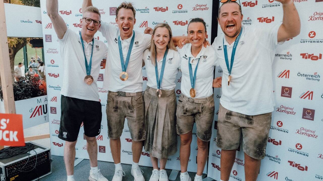 Die Medaillengewinner fast komplett: Jakob Schubert, Lukas Mähr, Jessica Pilz, Lara Vadlau und Valentin Bontus feierten im Austria House gemeinsam. Michaela Polleres ist schon abgereist.  