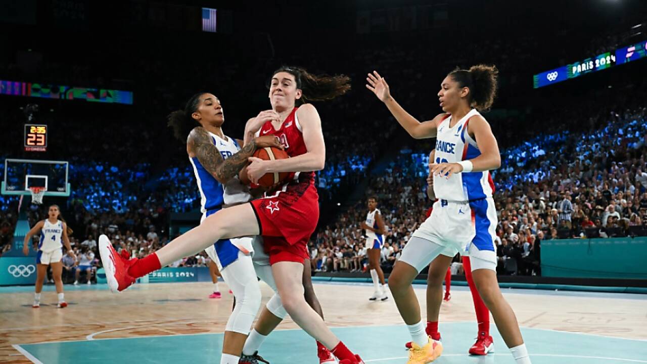 Breanna Stewart im Infight um den Ball 