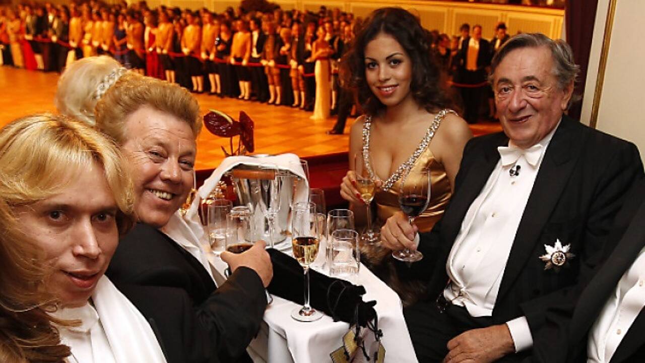Im Bild v. l. n. r.: Künstler-Manager Helmut Werner, Schauspieler Zachi Noy, Opernballgast Karima El-Marough alias 'Ruby Rubacuore' und Richard Lugner im Jahr 2011. 