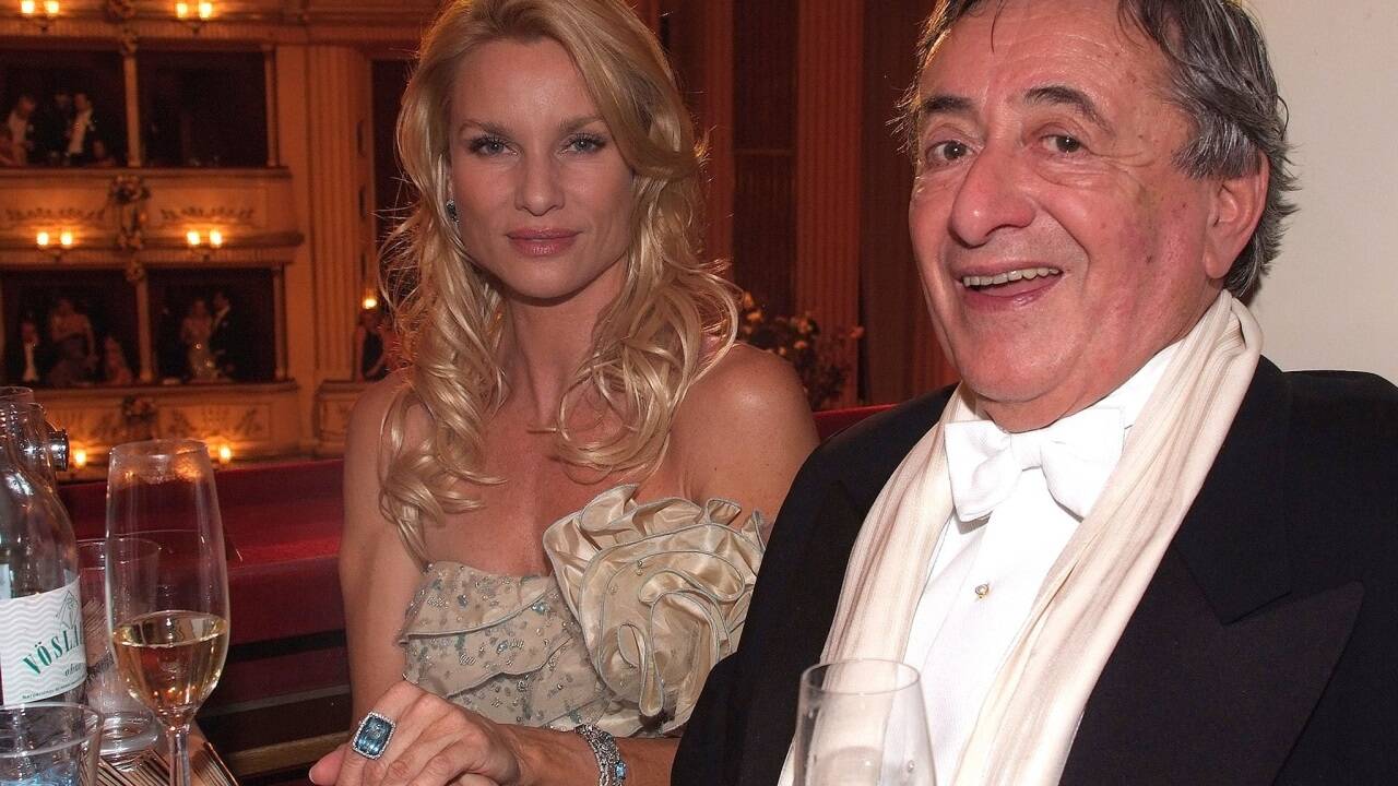 Promigast am Opernball: 19. Februar 2009 – Nicolette Sheridan („Desparate Housewives“) mit Richard Lugner.  