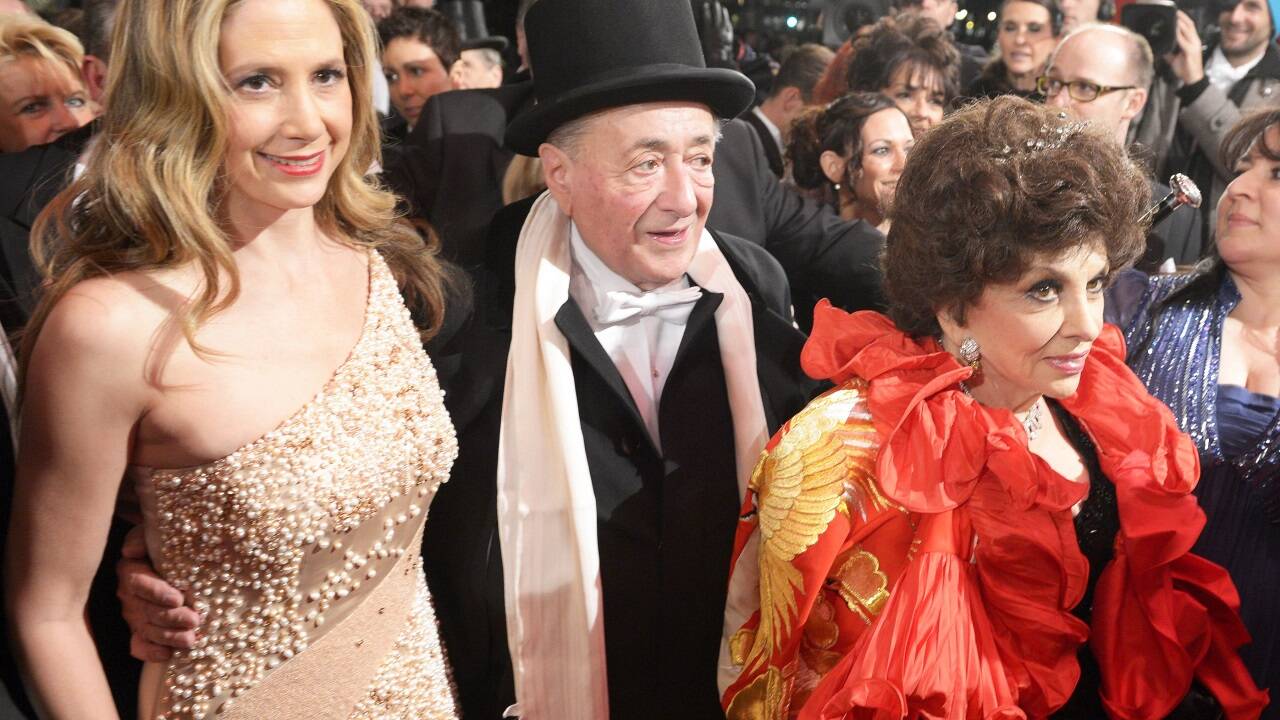 Promigäste am Opernball: 7. Februar 2013 – Mira Sorvino und Gina Lollobrigida mit Richard Lugner.  