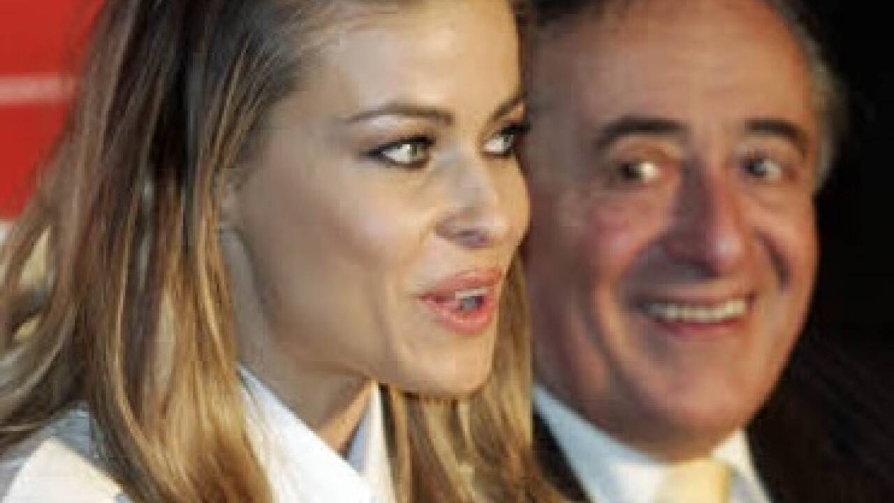 Carmen Electra mit Richard Lugner im Jahr 2006.  