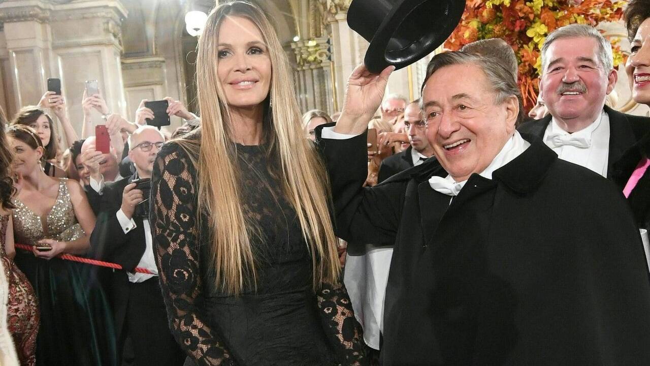 Elle Macpherson und Richard Lugner auf der Feststiege im Rahmen des Wiener Opernballes 2019.  