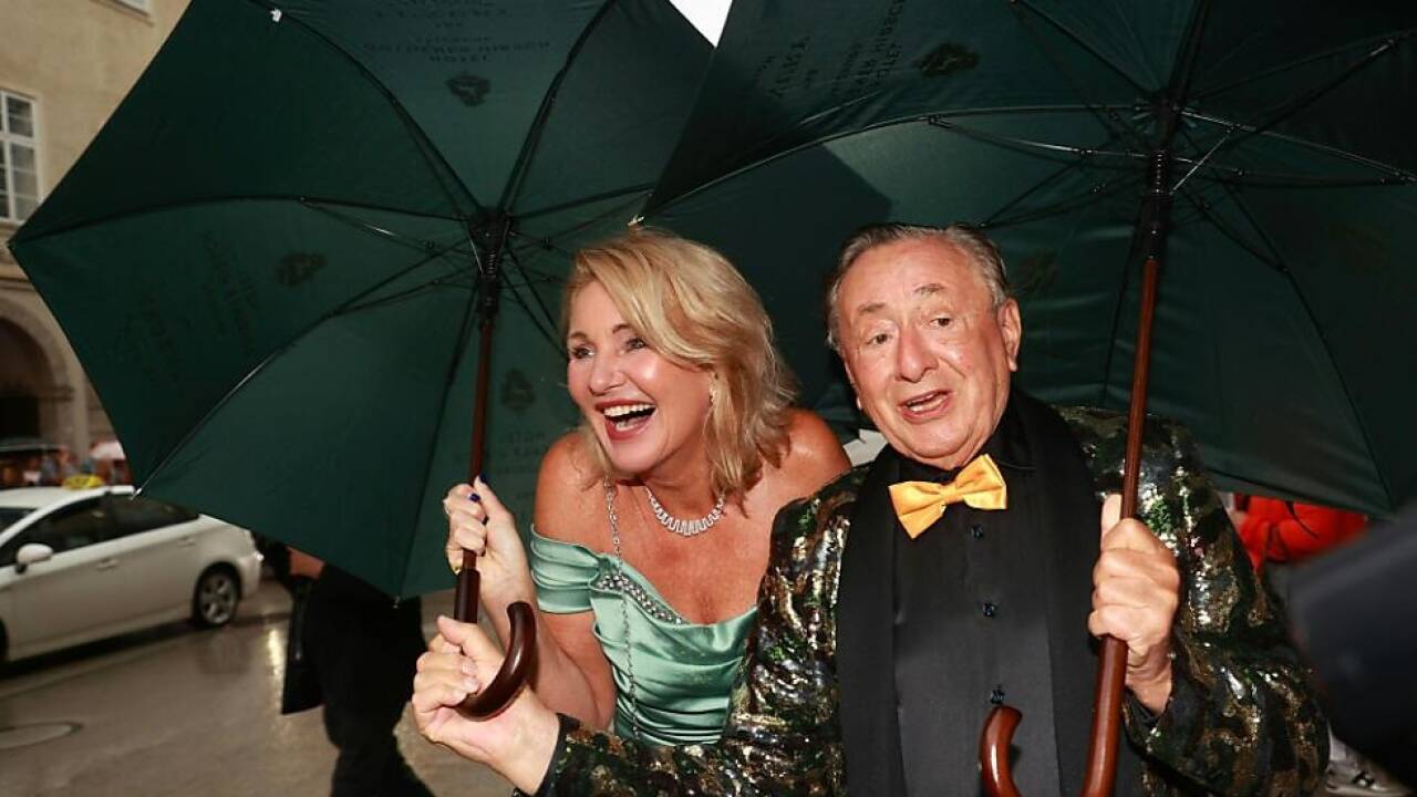 Richard Lugner mit Karin Karrer (genannt „Zebra“) vor Beginn der Festspielpremiere „Macbeth“ von Giuseppe Verdi am 29. Juli 2023 in Salzburg.  