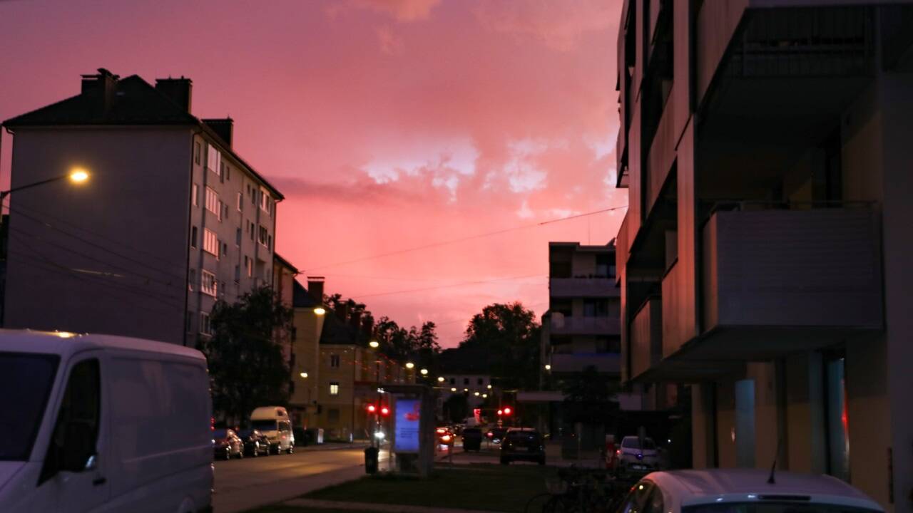 Auf rosa Wolkenstimmung in der Stadt Salzburg ... 