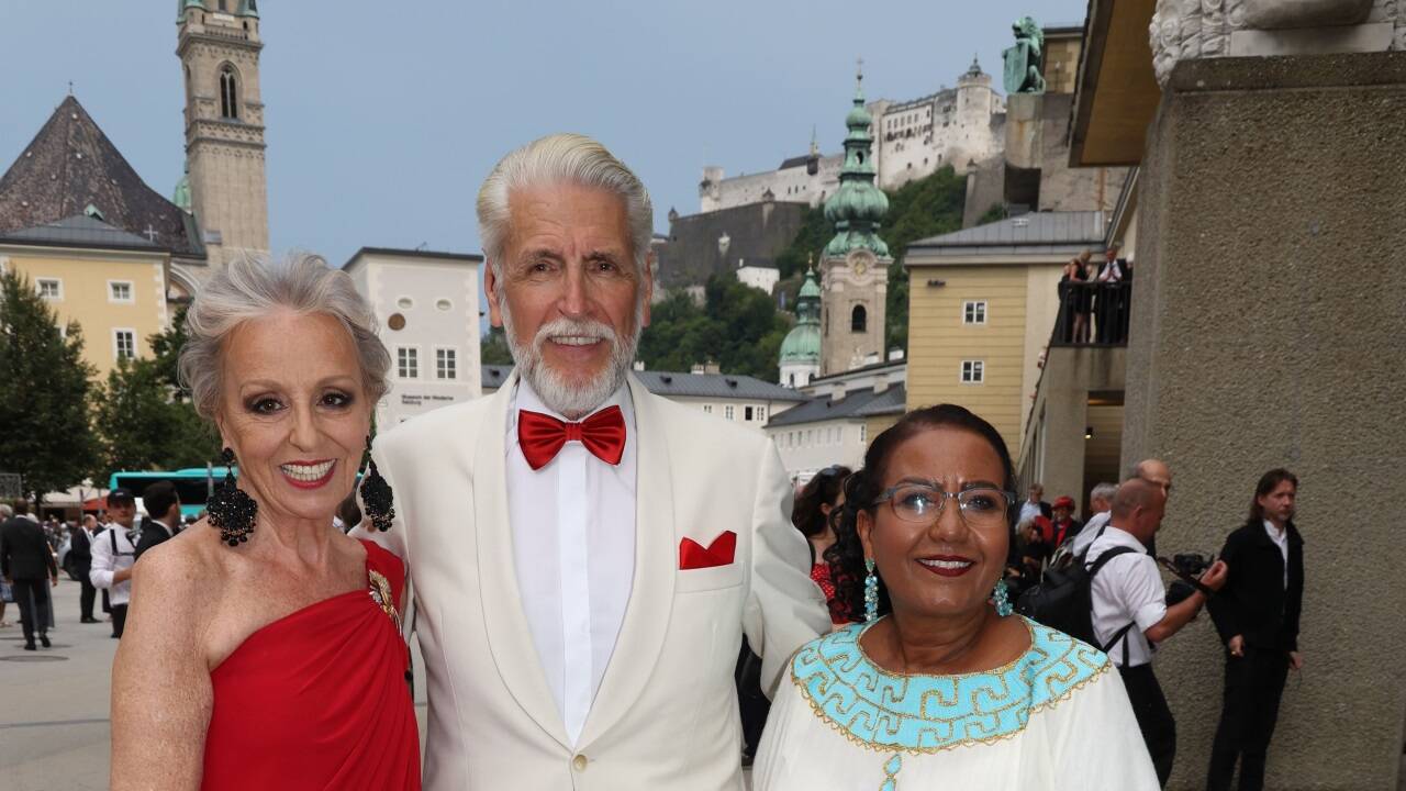 Eva-Maria von Schilgen-Arnsberg in roter Robe mit ihrem Lebensgefährten Klaus Mathis und Almaz Böhm. 