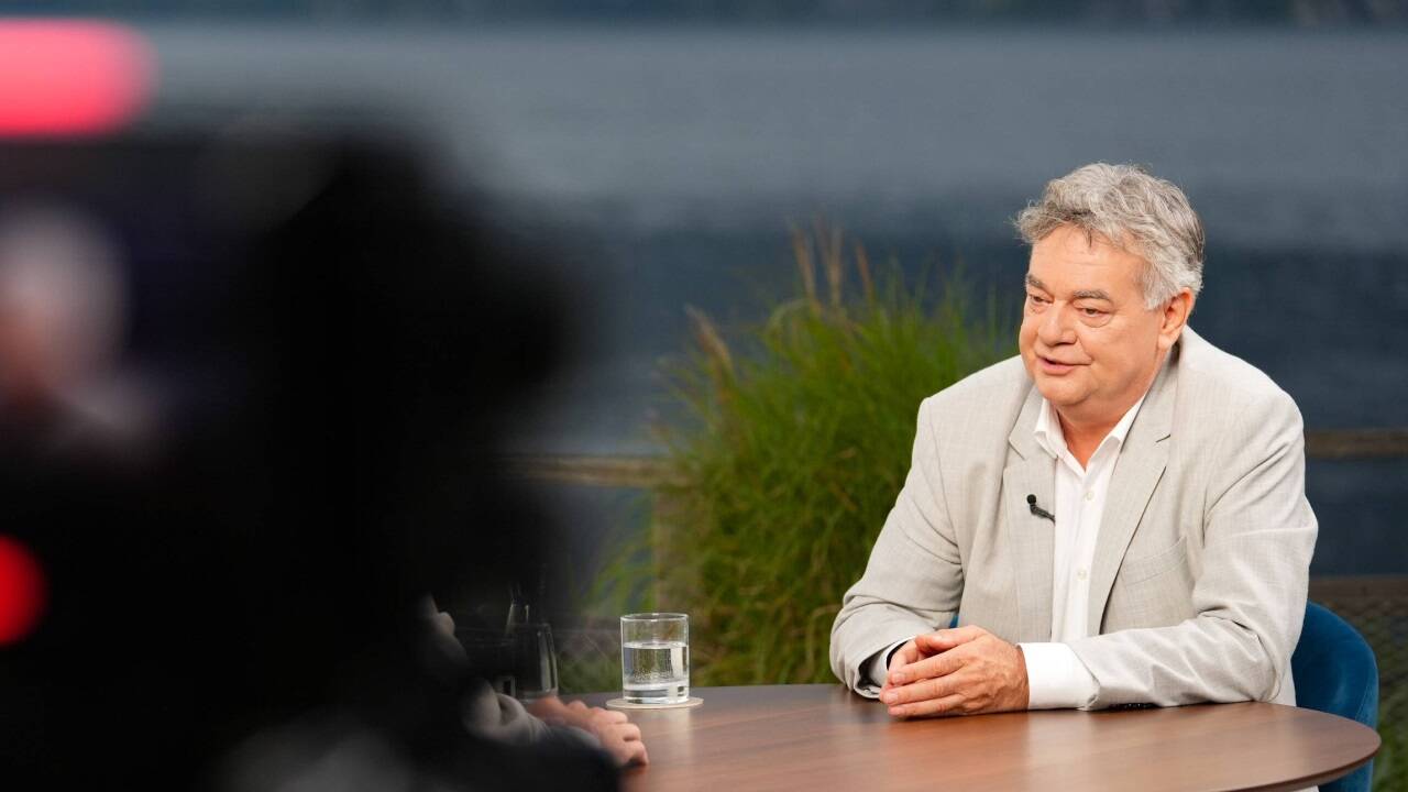 Werner Kogler, dem die Grünen ihr Comeback 2019 verdanken, geht wieder als Spitzenkandidat in die Wahl. Hier zu sehen im ORF-„Sommergespräch“ am Montagabend am Traunsee.   Werner Kogler, dem die Grünen ihr Comeback 2019 verdanken, geht wieder als Spitzenkandidat in die Wahl. Hier zu sehen im ORF-„Sommergespräch“ am Montagabend am Traunsee.