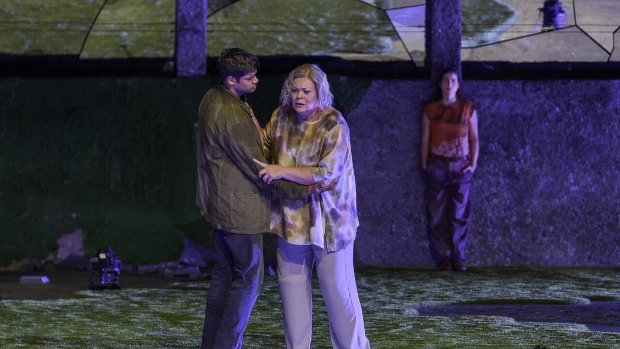 Sean Panikkar als Alexej, Violeta Urmana als Babulenka, Asmik Grigorian als Polina. 
