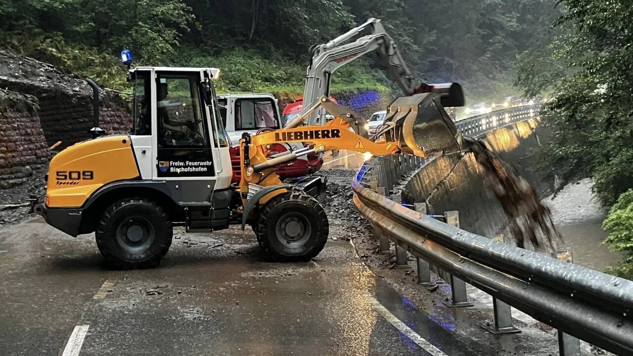 Mit einem Radlader und einem Bagger eines privaten Unternehmens konnte die B164 innerhalb von 1,5 Stunden wieder freigeräumt werden.  