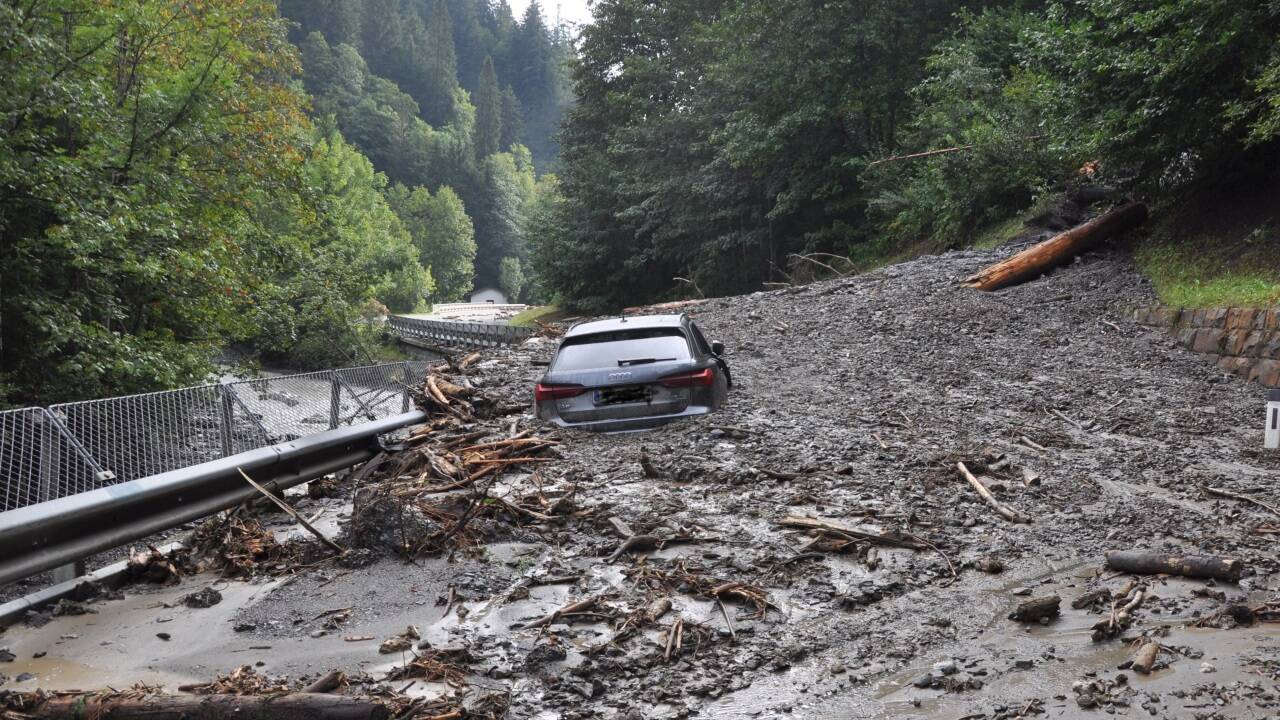 Ein heftiges Unwetter zog gestern über den Pongau hinweg und hinterließ entlang der Wagrainer Straße von Wagrain aus in Richtung St. Johann eine Spur der Verwüstung. 