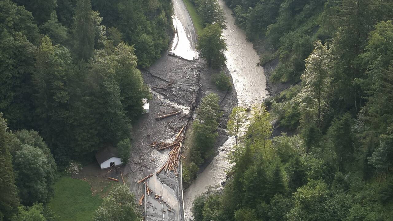 Gewitter führten in der Nacht zu Vermurungen der B163 (Wagrainer Straße) auf circa einem Kilometer Länge. 