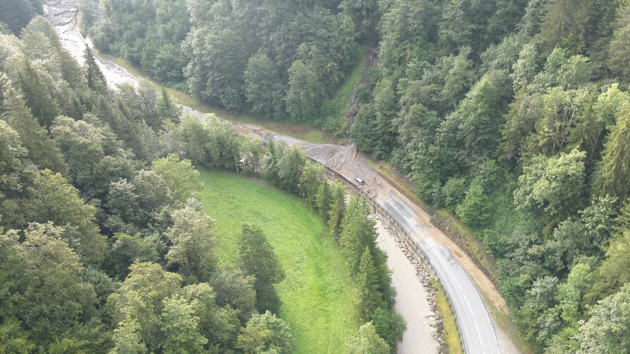 Gewitter führten in der Nacht zu Vermurungen der B163 (Wagrainer Straße) auf circa einem Kilometer Länge. 