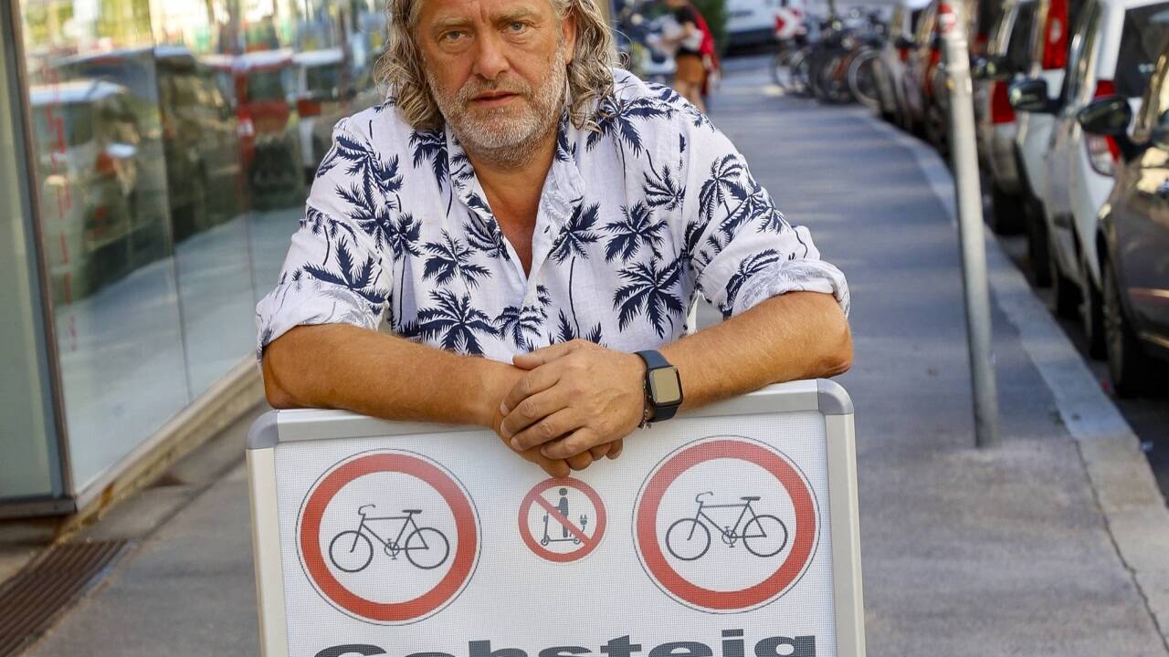 Peter Seidl mit seinem Verbotsplakat in der Schrannengasse im Salzburger Andräviertel. Peter Seidl mit seinem Verbotsplakat in der Schrannengasse im Salzburger Andräviertel.