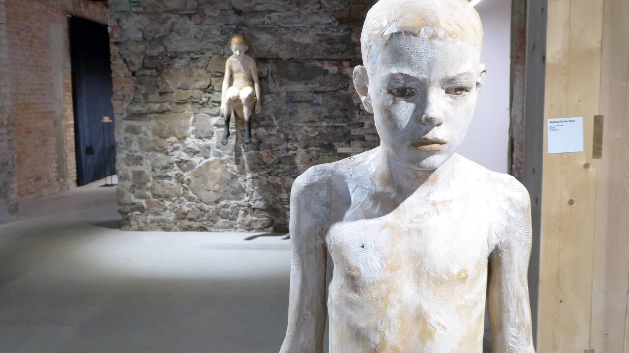 Bruno Walpoth in der Ausstellung „Anti-These Hallein“ in der Alten Saline.  