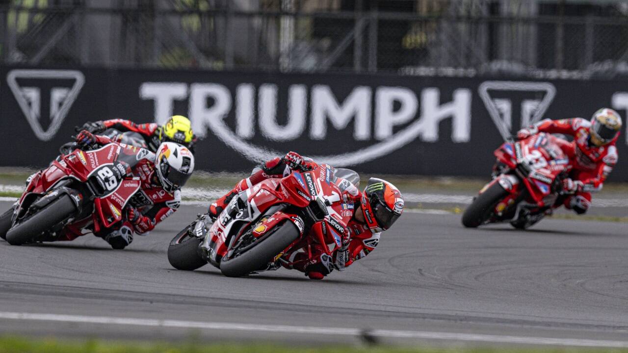 Die Ducati-Piloten Jorge Martín (links), Francesco Bagnaia (Mitte) und Enea Bastianini (rechts) fahren der Konkurrenz auf und davon. Die Ducati-Piloten Jorge Martín (links), Francesco Bagnaia (Mitte) und Enea Bastianini (rechts) fahren der Konkurrenz auf und davon.