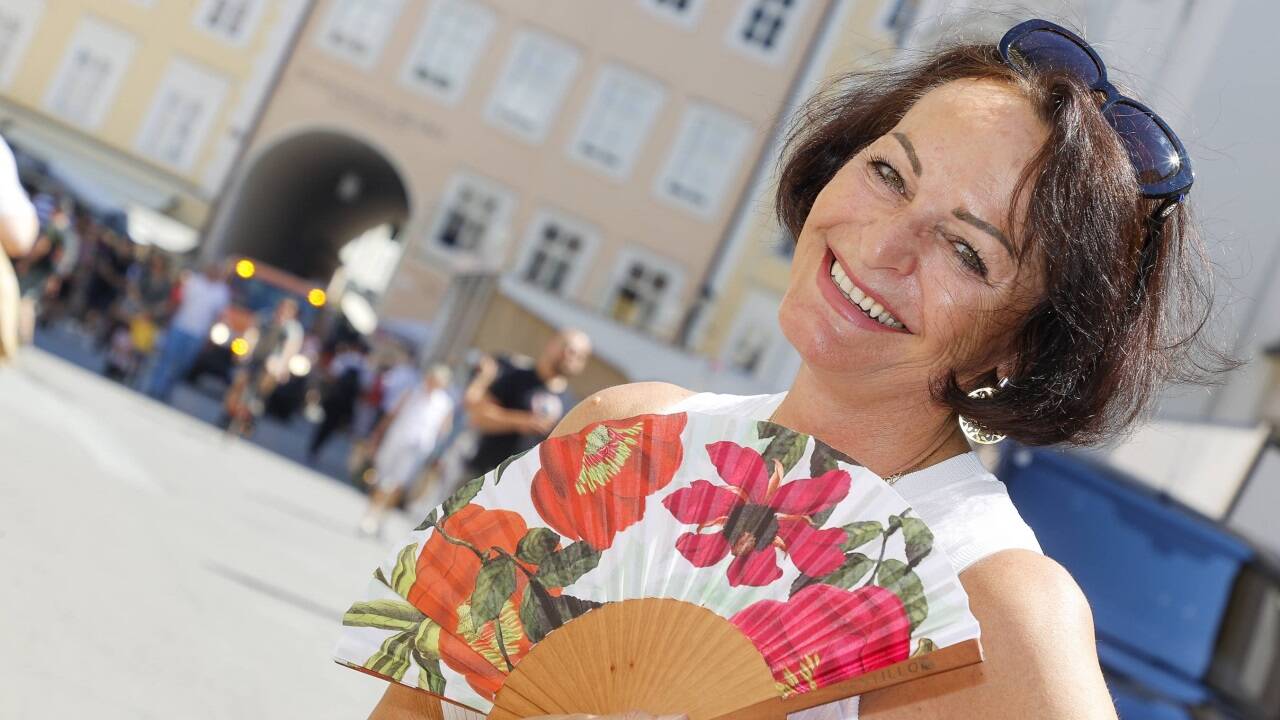 Altstadtunternehmerin Sonja Hörl-Reinthaler hat stets einen Fächer dabei.  