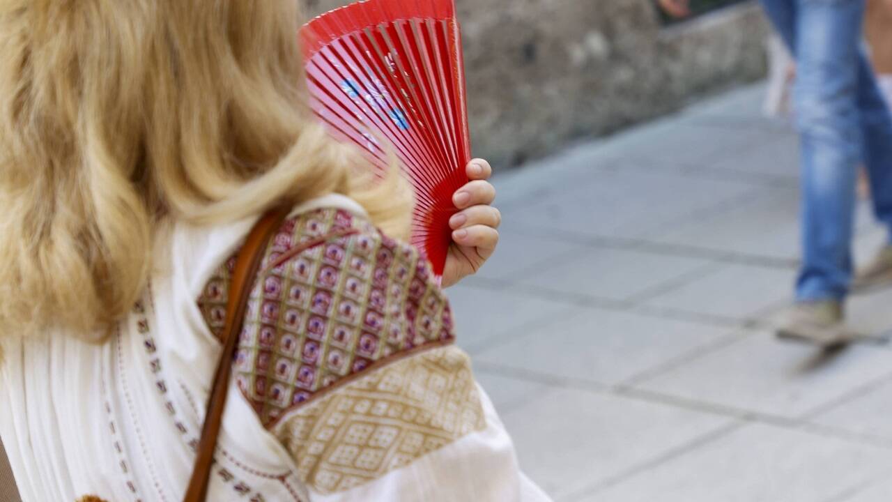 Eine spanische Touristin mit Fächer.  