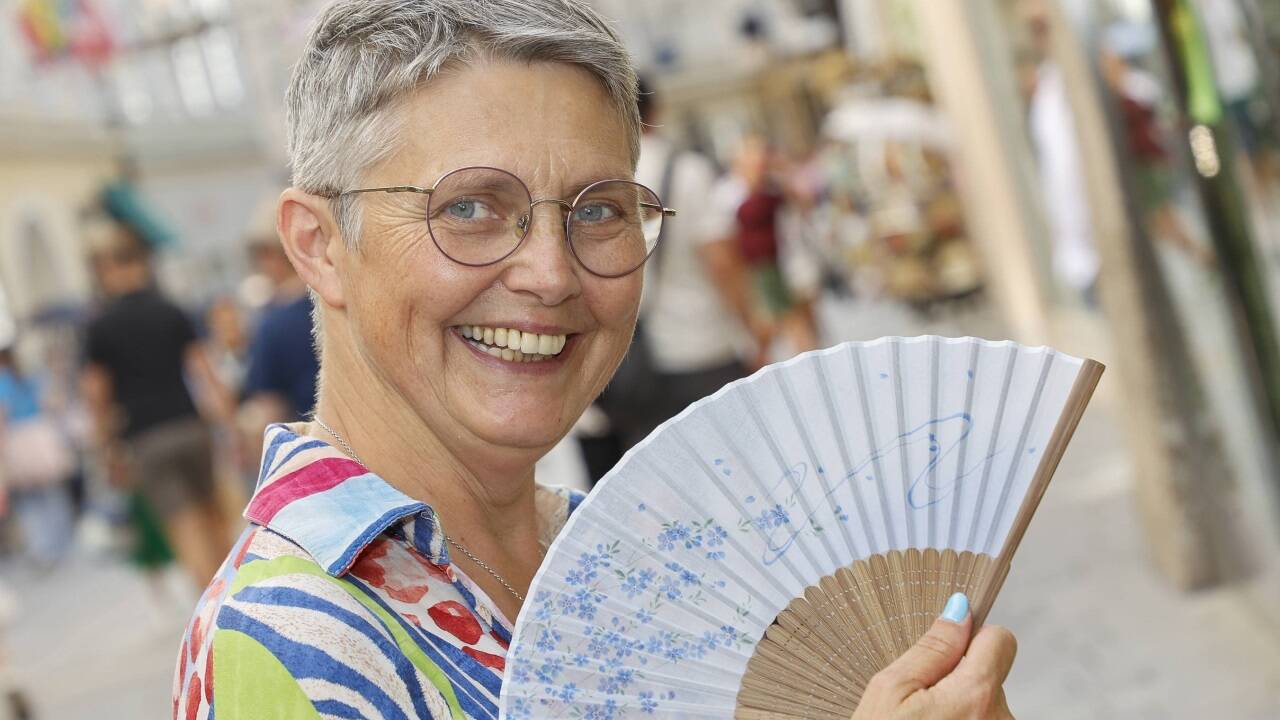 Marie-Theres Kirchtag vom Geschäft Schirme Kirchtag in der Getreidegasse mit einem Fächer aus einer japanischen Manufaktur.  