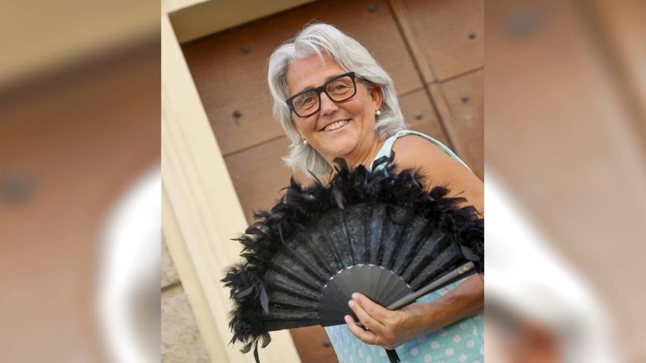 Michaela Baumkirchner mit einem eleganten Fächer mit Boafedern.  