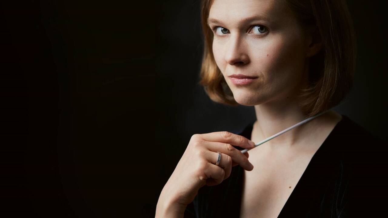 Mirga Gražinytė-Tyla dirigiert als erste Frau ein Abokonzert der Wiener Philharmoniker. 