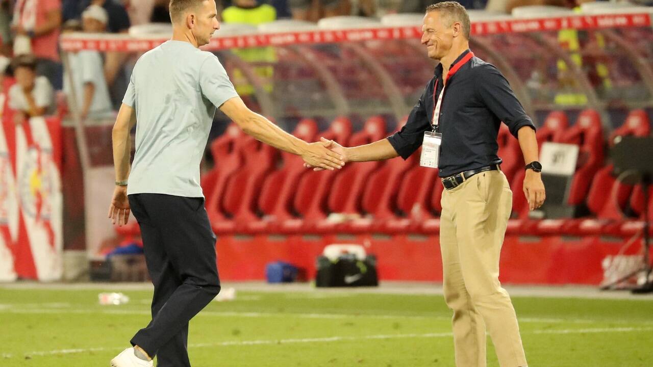 Geschäftsführer Stephan Reiter (r.) und Trainer Pep Lijnders suchen Spieltags-Lücken im dichten Terminkalender. 