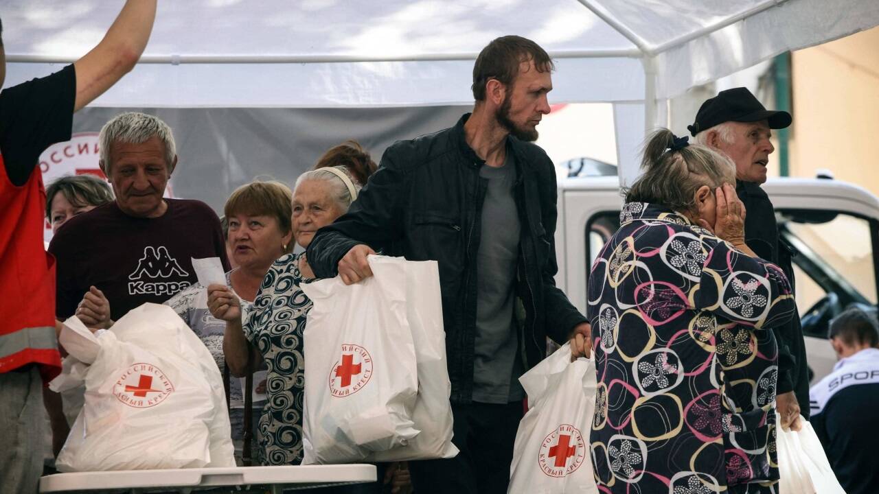 Kursk: Das Rote Kreuz verteilt Hilfe für russische Flüchtlinge. 